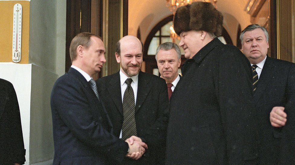 Tổng thống Boris Yeltsin bàn giao nhiệm vụ cho Thủ tướng Vladimir Putin vào ngày 31/12/1999.