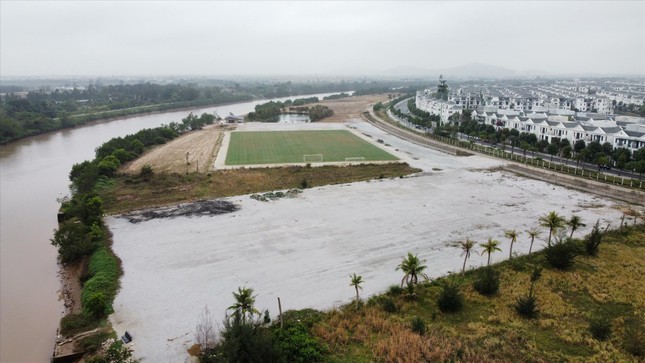 A corner of the dike describing the Lach Tray River, Vinh Niem Ward (Le Chan District, Hai Phong City)