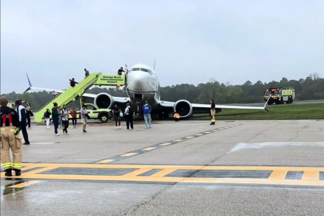 United Airlines Plane Skids off the Runway