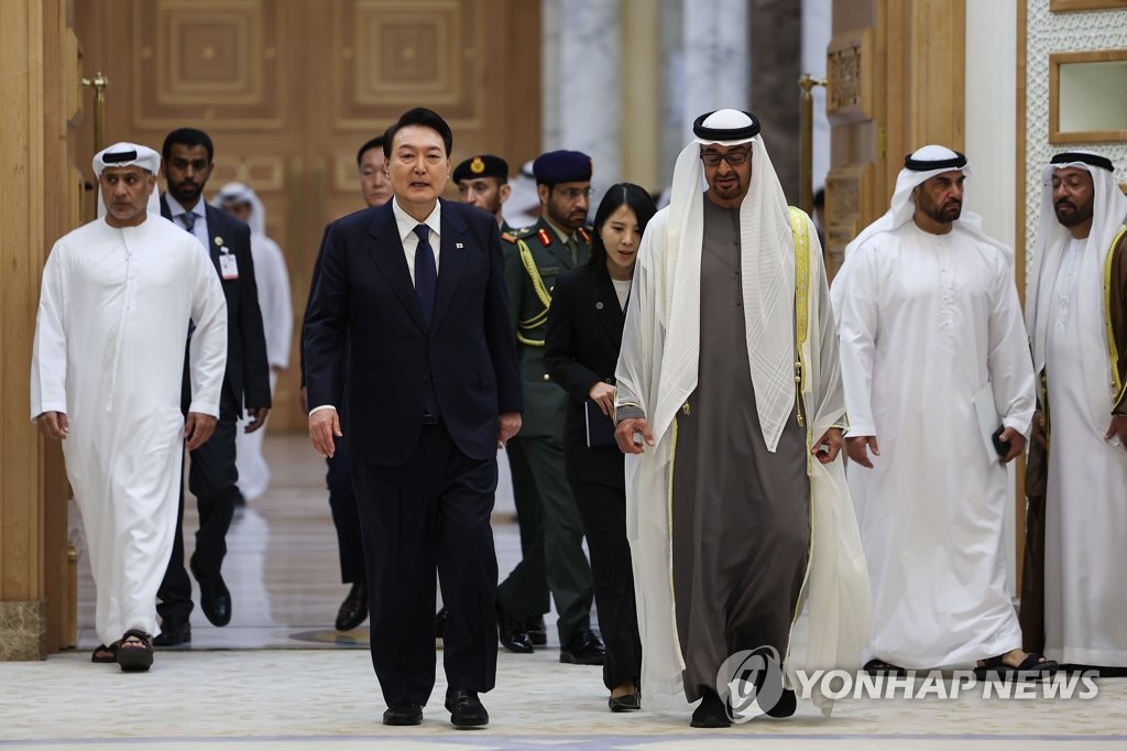 Tổng thống Hàn Quốc Yoon Suk Yeol and Tổng thống UAE Mohamed bin Zayed Al Nahyan