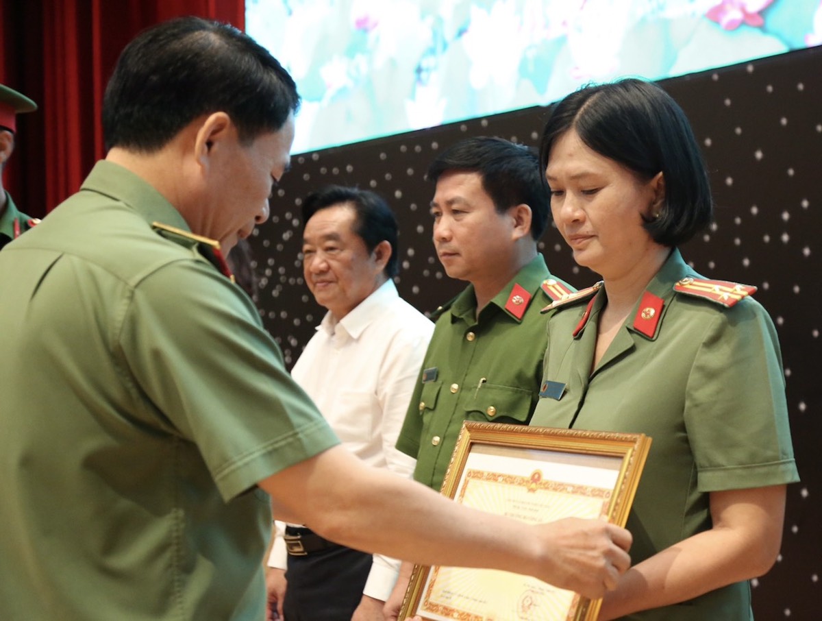 Deputy Minister Hùng presenting commendations to outstanding individuals in the rapid response worker movement. Image: Yên Khánh