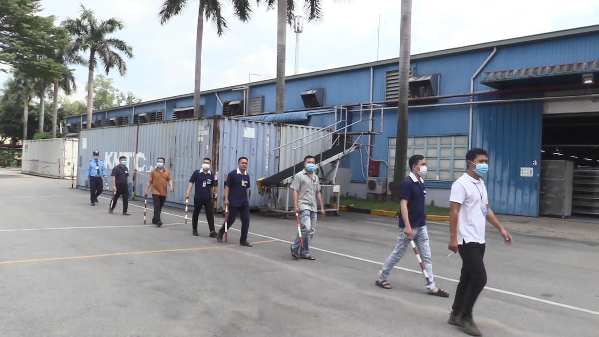 Workers checking company security. Image: Yên Khánh