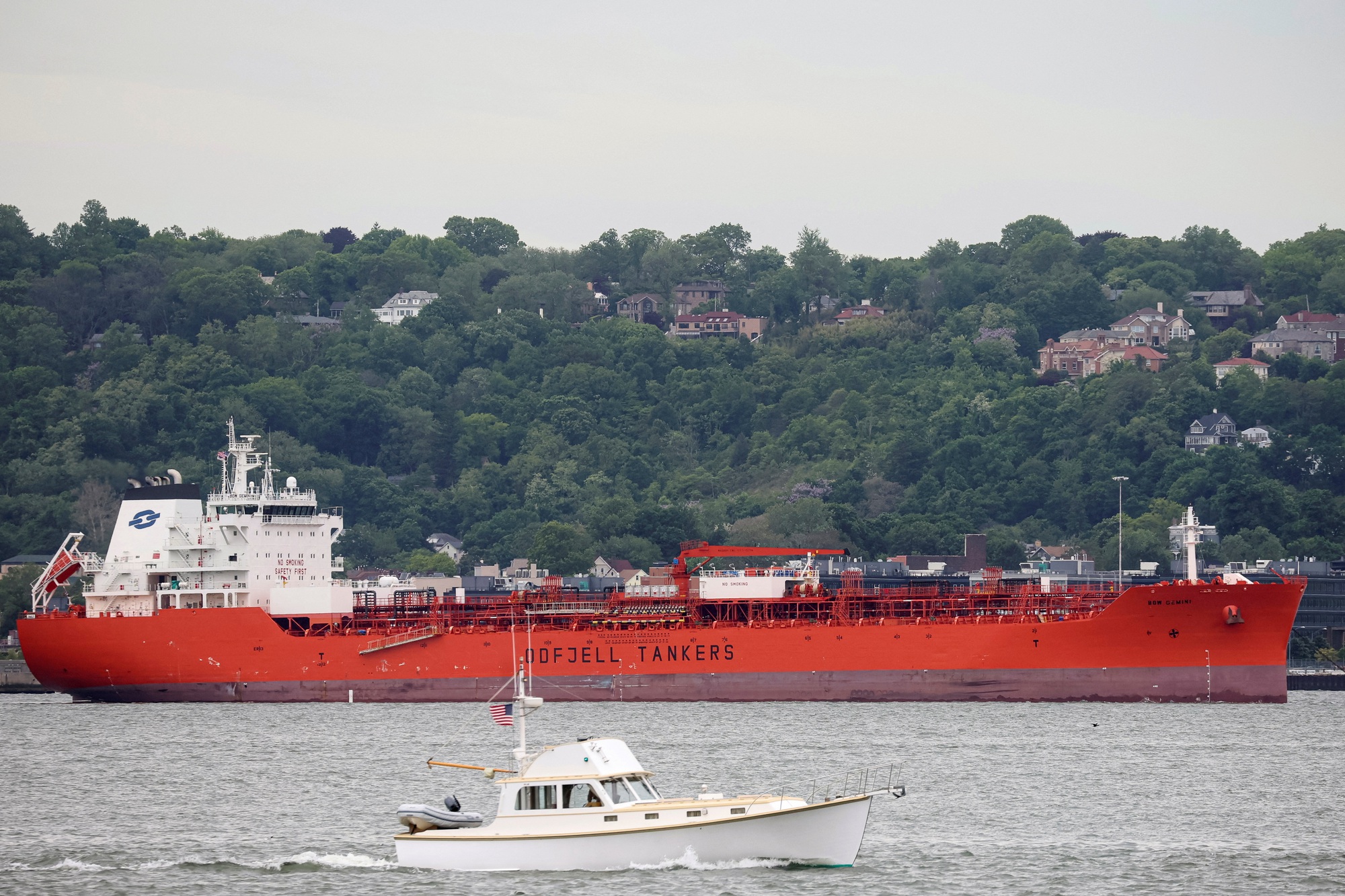 Tàu chở dầu neo đậu tại Cảng New York ở TP New York - Mỹ. Ảnh: REUTERS