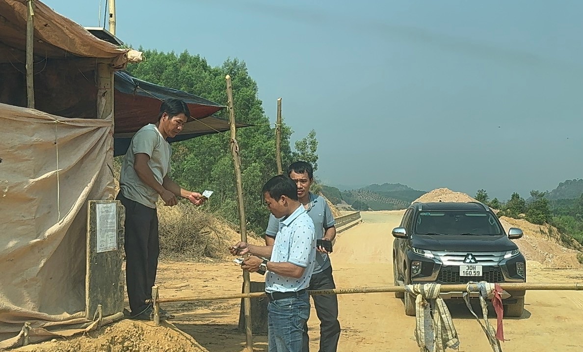 Họp bàn vụ việc một hộ dân ủi đất, nối 2 đầu đường ngàn tỉ để lập trạm thu phí- Ảnh 1.