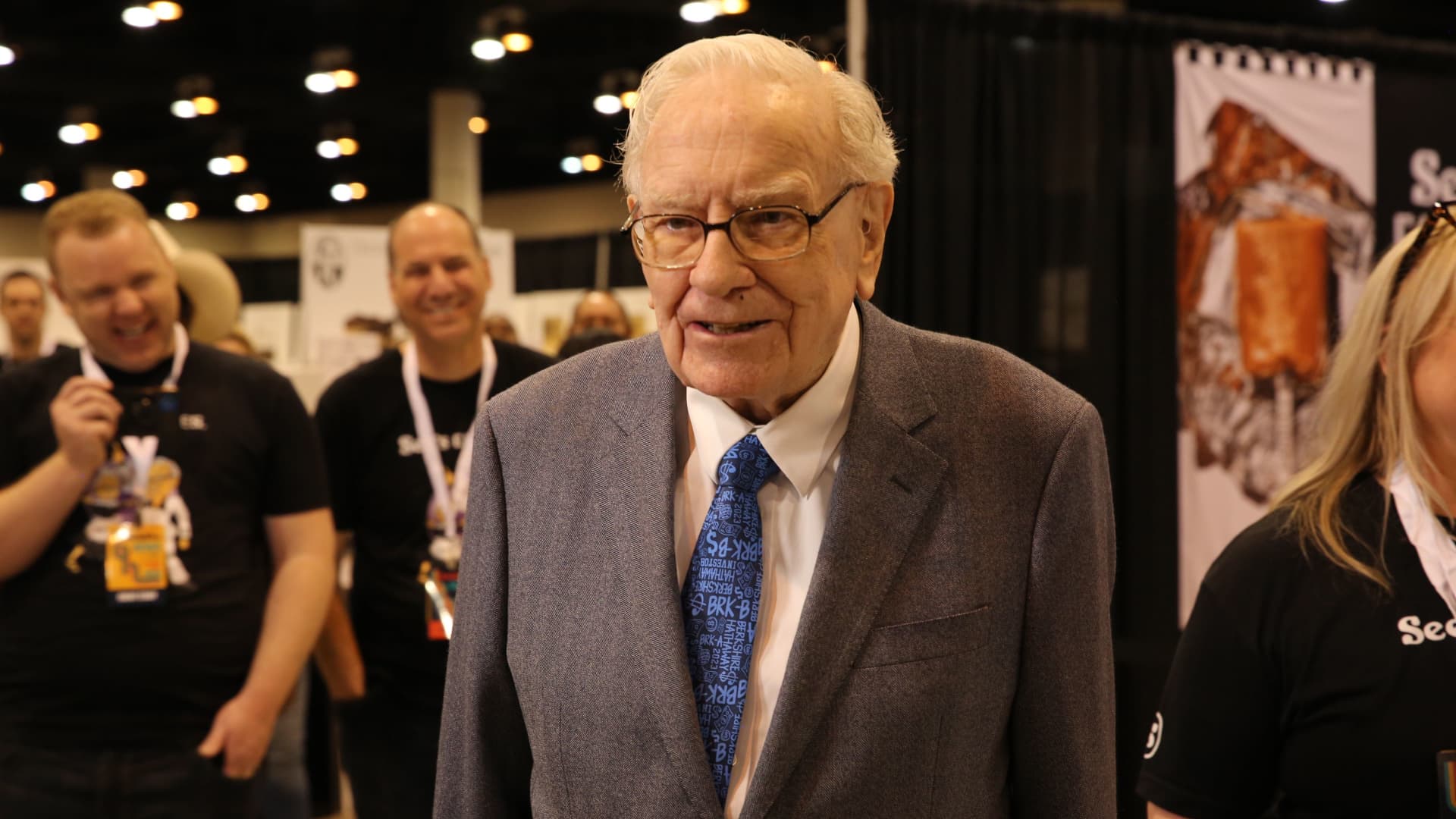 Warren Buffett Pays Heartfelt Tribute to Charlie Munger: The Architect of Berkshire Hathaway