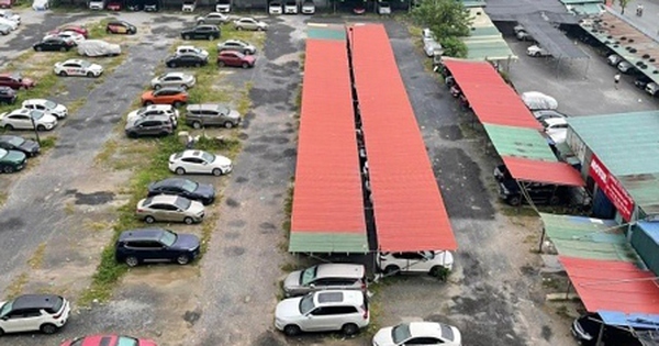 Many land plots for school construction projects have been turned into parking lots in Hoang Liet Ward